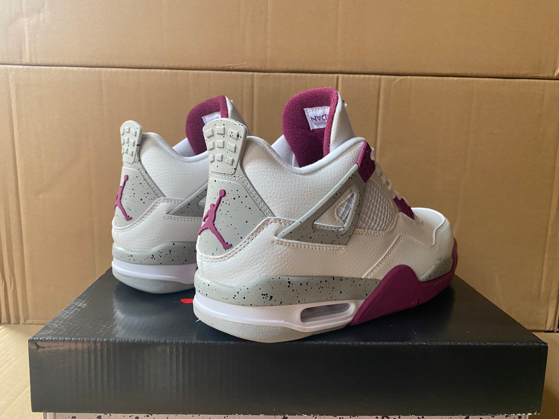 Premièrement : Les baskets Air Jordan 4 Femme se distinguent par leur design iconique et leur capacité à allier style et fonctionnalité