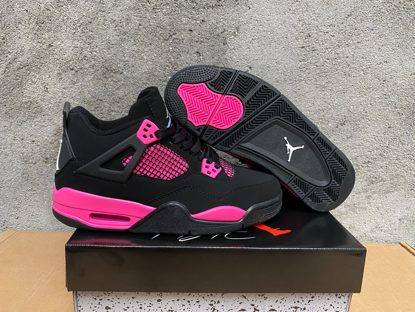 Premièrement : Les baskets Air Jordan 4 Femme se distinguent par leur design iconique et leur capacité à allier style et fonctionnalité
