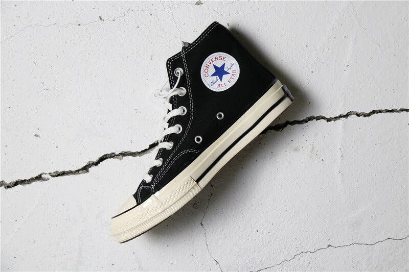 Premièrement : Les baskets Converse Femme se distinguent par leur design iconique et leur esthétique vintage.