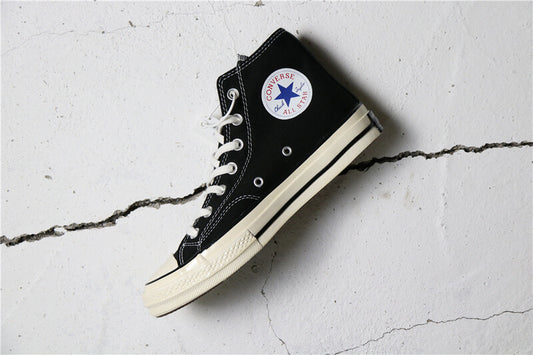 Premièrement : Les baskets Converse Femme se distinguent par leur design iconique et leur esthétique vintage.