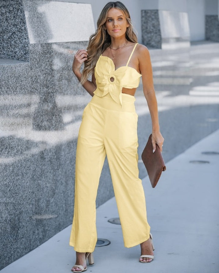 Premièrement : La Combinaison à motif Floral et poche creuse Femme incarne la douceur et le raffinement, parfaite pour un look à la fois décontracté et élégant.