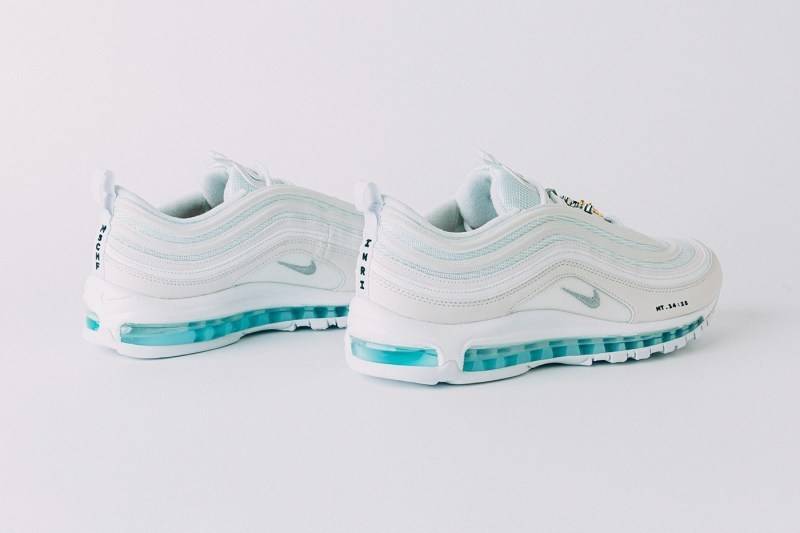 Premièrement, les baskets Nike Air Max 97 Femme incarnent un design emblématique et audacieux.