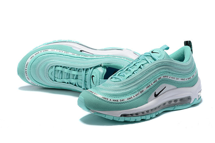 Premièrement, les baskets Nike Air Max 97 Femme incarnent un design emblématique et audacieux.

Inspirées des lignes fluides des trains à grande vitesse japonais.