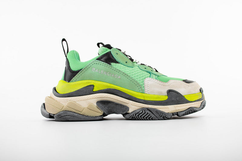 les sneakers Balenciaga Triple S "Beige Green Yellow" Femme sont un témoignage de l'engagement de Balenciaga à combiner style et innovation.