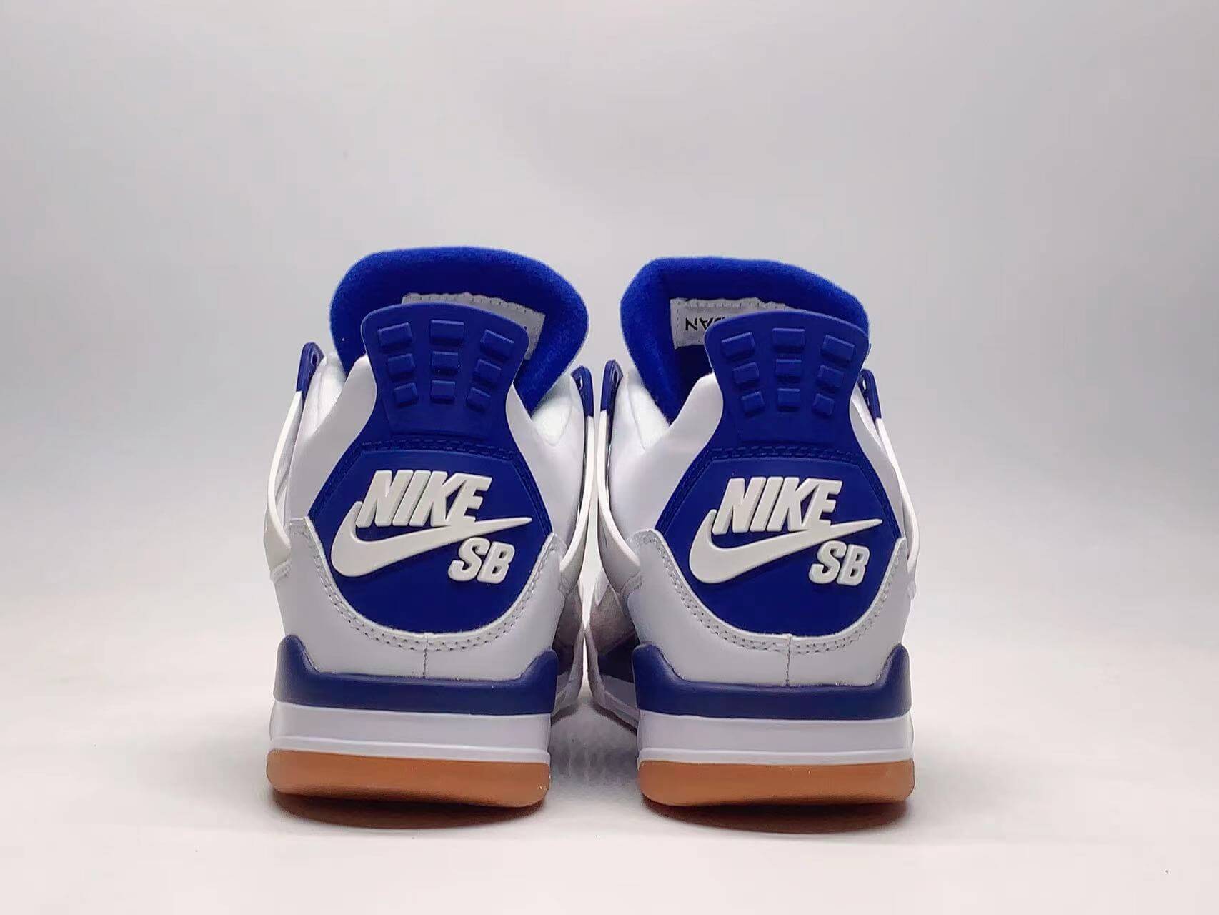 Premièrement : Les baskets Air Jordan 4 Femme se distinguent par leur design iconique et leur capacité à allier style et fonctionnalité.