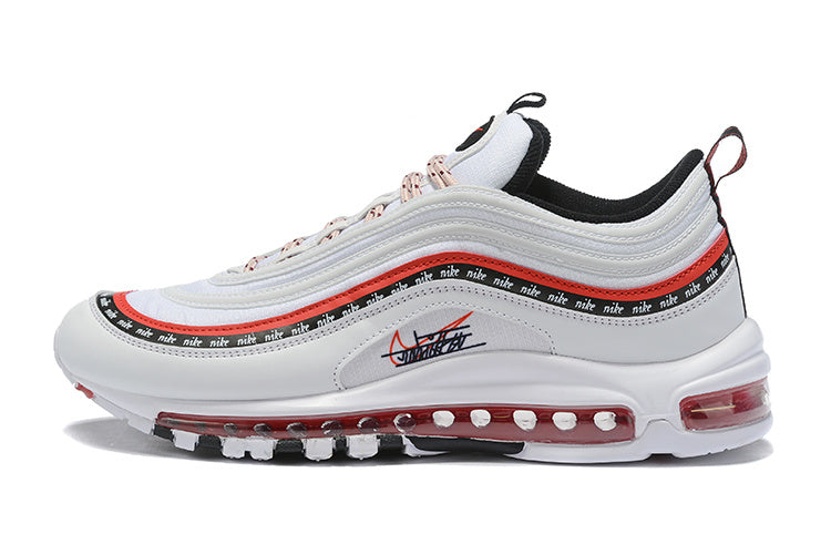 Premièrement, les baskets Nike Air Max 97 Femme incarnent un design emblématique et audacieux.

Inspirées des lignes fluides des trains à grande vitesse japonais.
