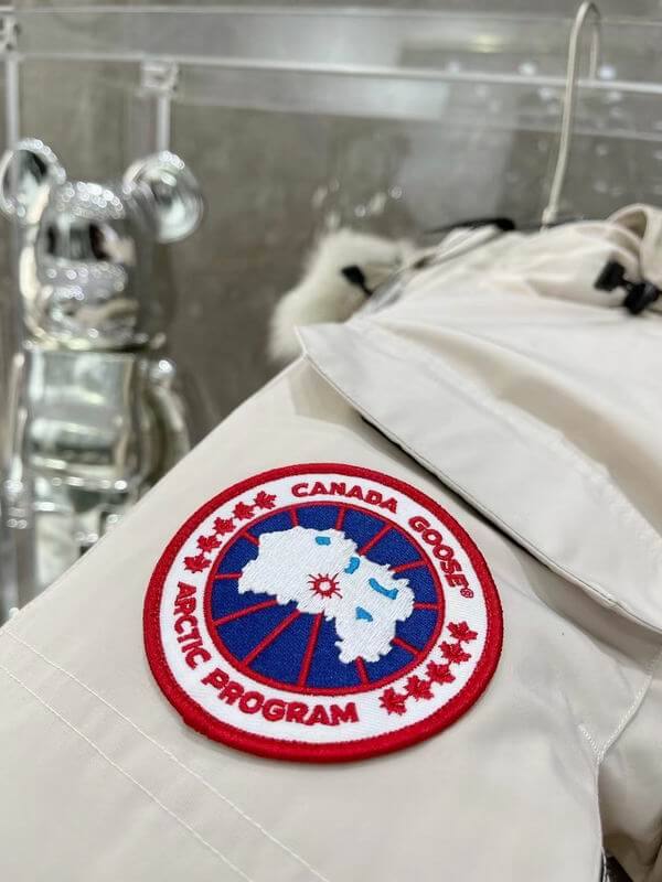 Résultat de l'évolution emblématique de la marque Canada G00se Femme, la Doudoune Canada G00se Femme est un témoignage de l'engagement de Canada G00se à combiner style,