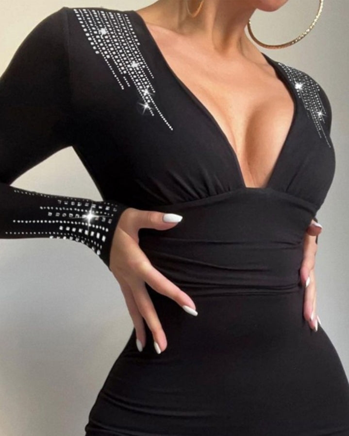 Premièrement : La combinaison à manches longues et décolleté plongeant en V incarne à la perfection le mélange entre sophistication et audace.