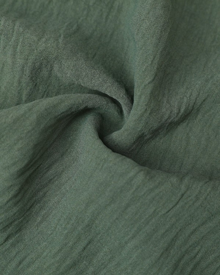 Premièrement : La Combinaison à épaules dénudées et broderie à oeillets femme incarne la parfaite alliance entre finesse et féminité.