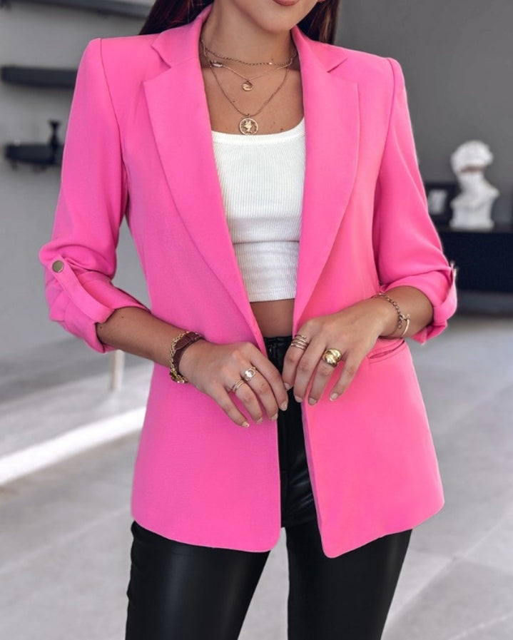 Premièrement : Ajoutez une touche de sophistication et de modernité à votre garde-robe avec ce Manteau blazer à col cranté et manches retroussés femme