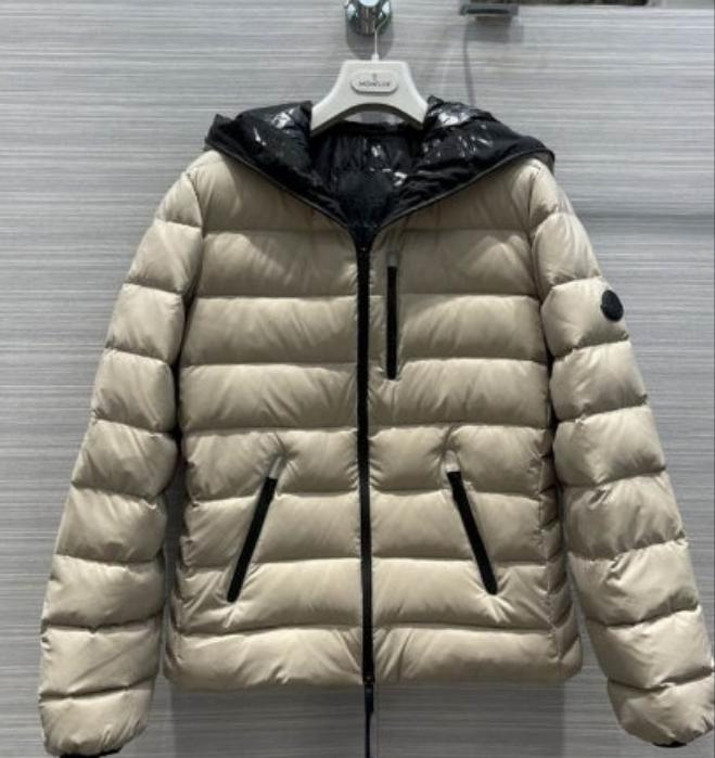 Premièrement : Les doudounes Moncler Femme, ainsi que les manteau Moncler Femme, incarnent un style et un raffinement incomparables.