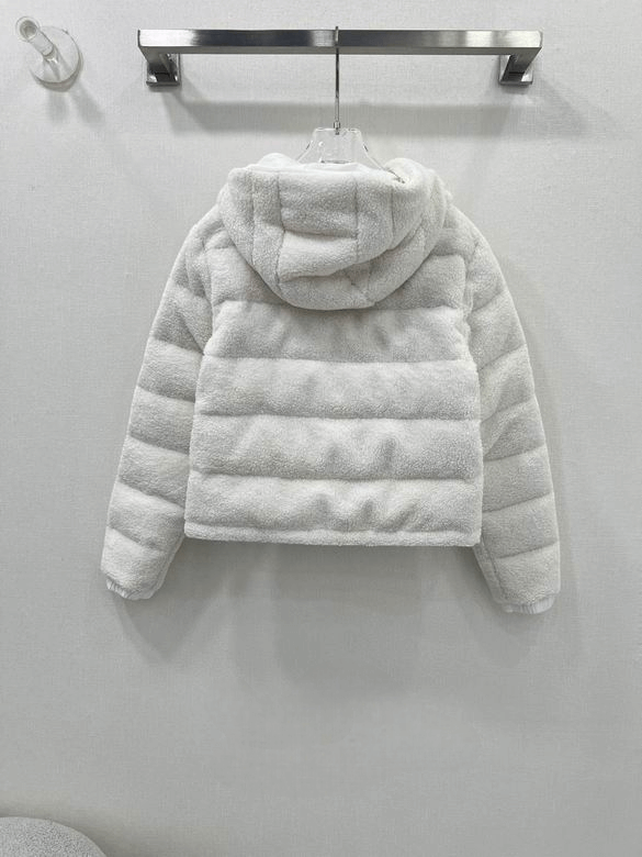 Premièrement : Les doudounes Moncler Femme, ainsi que les manteau Moncler Femme, incarnent un style et un raffinement incomparables.
