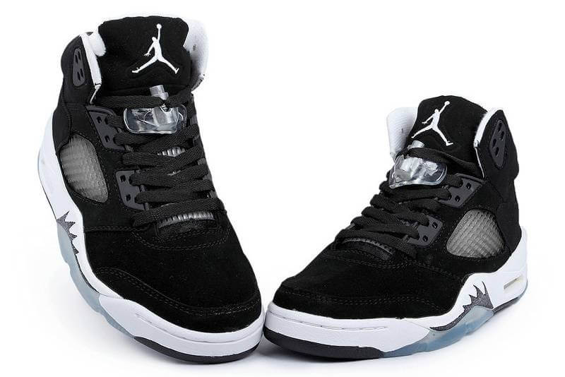 Premièrement, les baskets Air Jordan 5 Femme incarnent un mélange parfait de style audacieux et de performance exceptionnelle.
