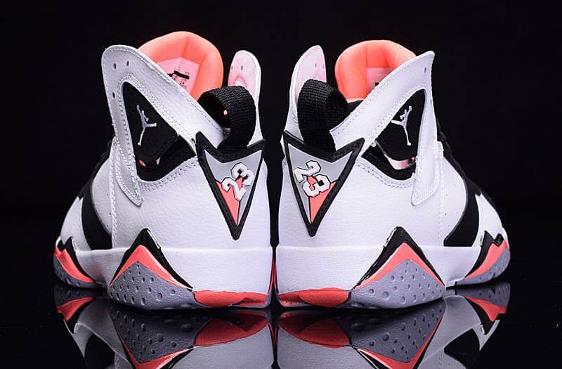 Premièrement, les baskets Air Jordan 7 Femme se distinguent par leur design iconique et leur confort exceptionnel.