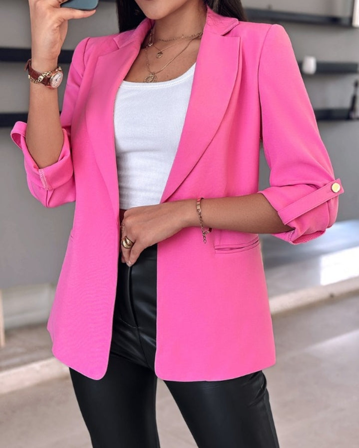 Premièrement : Ajoutez une touche de sophistication et de modernité à votre garde-robe avec ce Manteau blazer à col cranté et manches retroussés femme