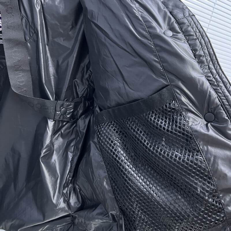 Résultat de l'évolution emblématique de la marque Canada Goose, la doudoune Canada Goose Parka Femme est un témoignage de l'engagement de Canada Goose à combiner style,