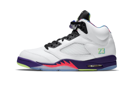 Premièrement, les baskets Air Jordan 5 Femme incarnent un mélange parfait de style audacieux et de performance exceptionnelle.