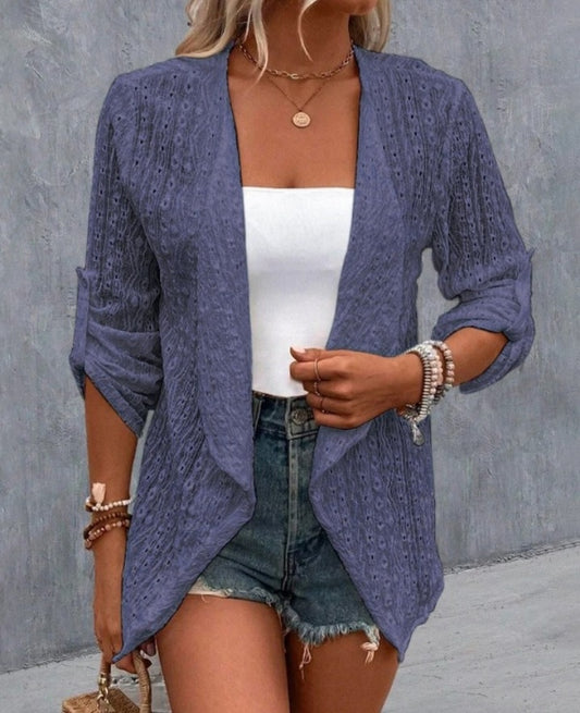 Premièrement : Optez pour un look raffiné et tendance avec ce Manteau blazer ouvert sur le devant à manches retroussés et broderie à oeillets femme