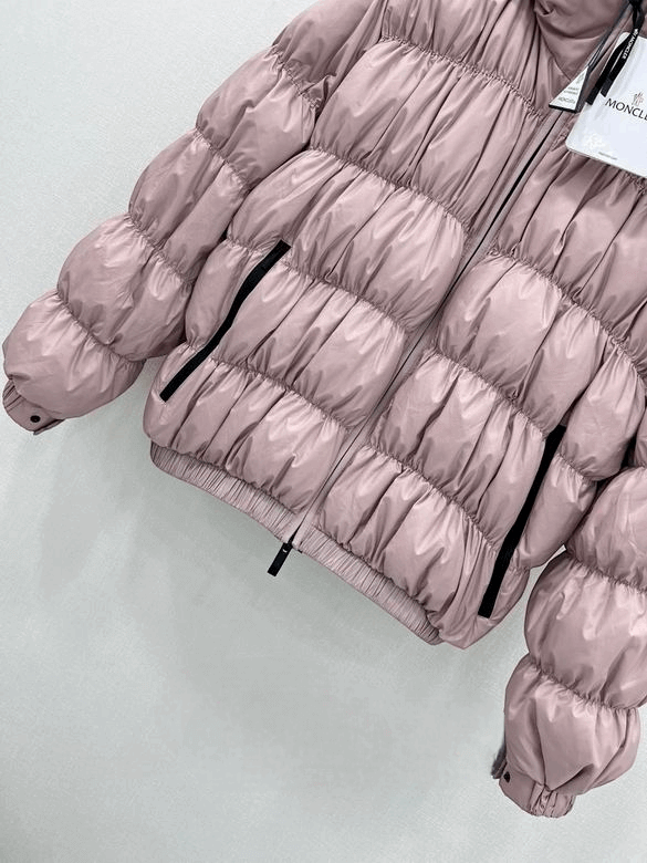 Premièrement : Les doudounes Moncler Femme, ainsi que les manteau Moncler Femme, incarnent un style et un raffinement incomparables.