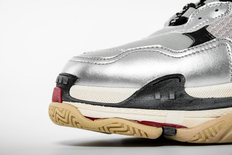 les sneakers Balenciaga Triple S "Beige Green Yellow" Femme sont un témoignage de l'engagement de Balenciaga à combiner style et innovation.
