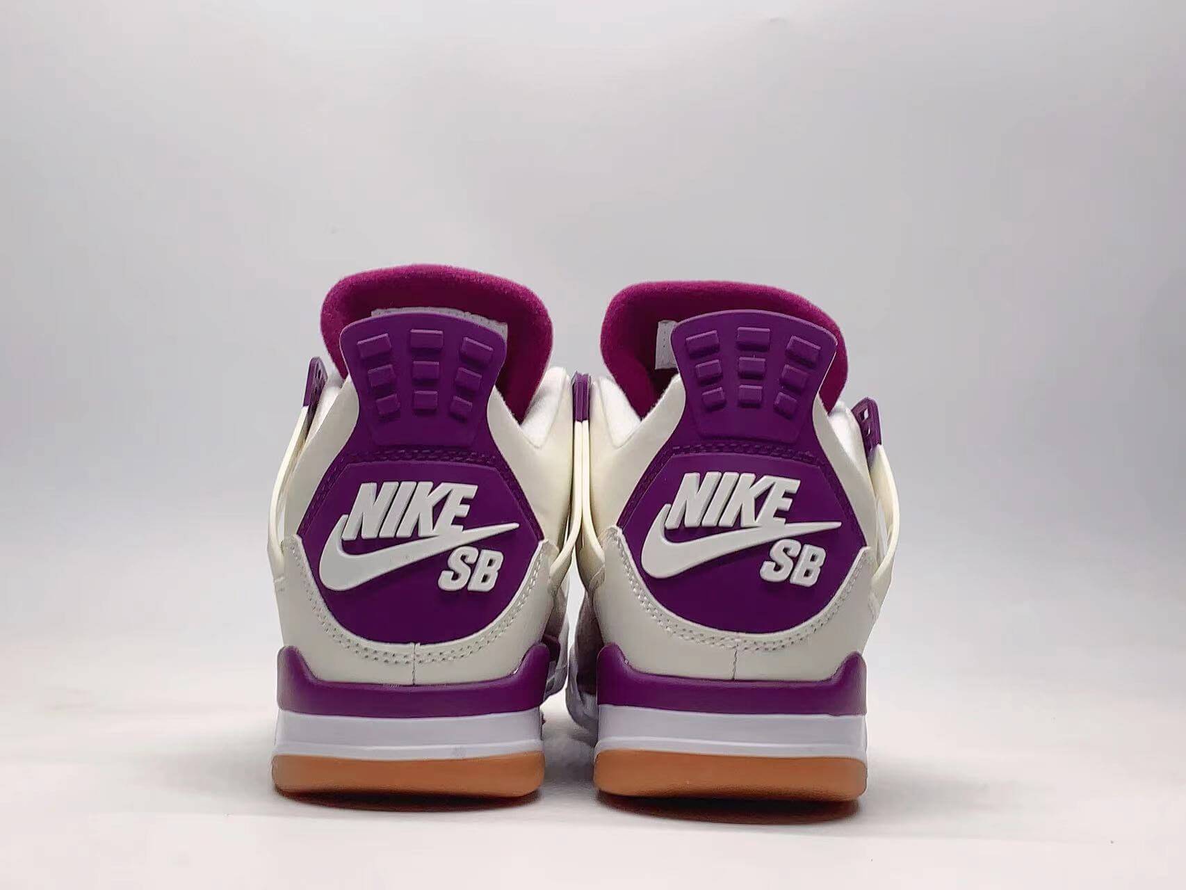 Premièrement : Les baskets Air Jordan 4 Femme se distinguent par leur design iconique et leur capacité à allier style et fonctionnalité.