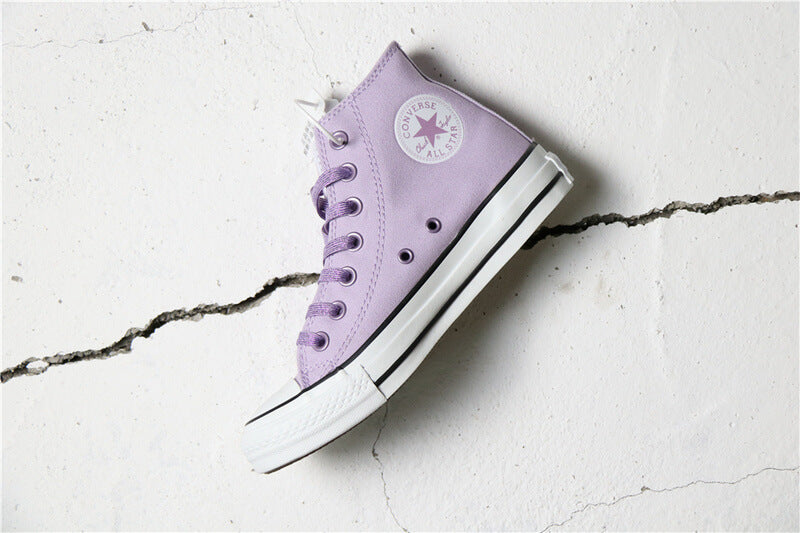 Premièrement : Les baskets Converse Femme se distinguent par leur design iconique et leur esthétique vintage.