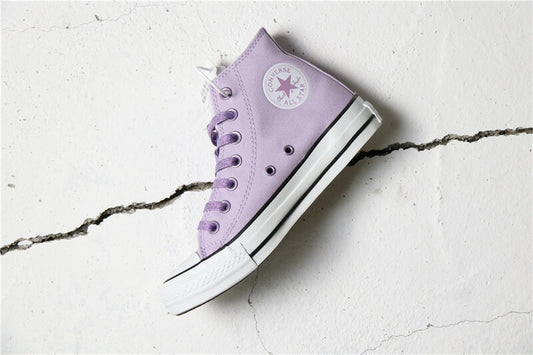 Premièrement : Les baskets Converse Femme se distinguent par leur design iconique et leur esthétique vintage.