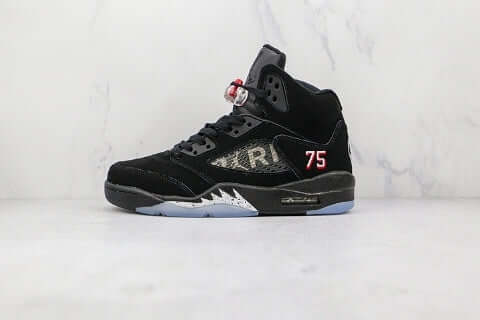 Premièrement, les baskets Air Jordan 5 Femme incarnent un mélange parfait de style audacieux et de performance exceptionnelle.