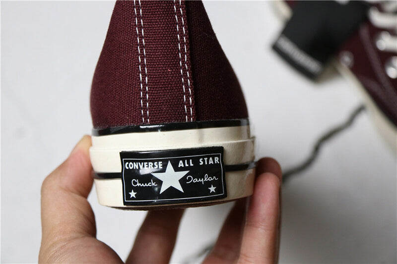 Premièrement : Les baskets Converse Femme se distinguent par leur design iconique et leur esthétique vintage.