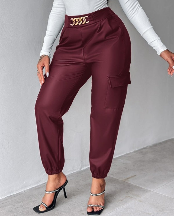 Premièrement : Ce Pantalon cargo taille haute en cuir PU avec poche à rabat et décoration en chaîne femme .