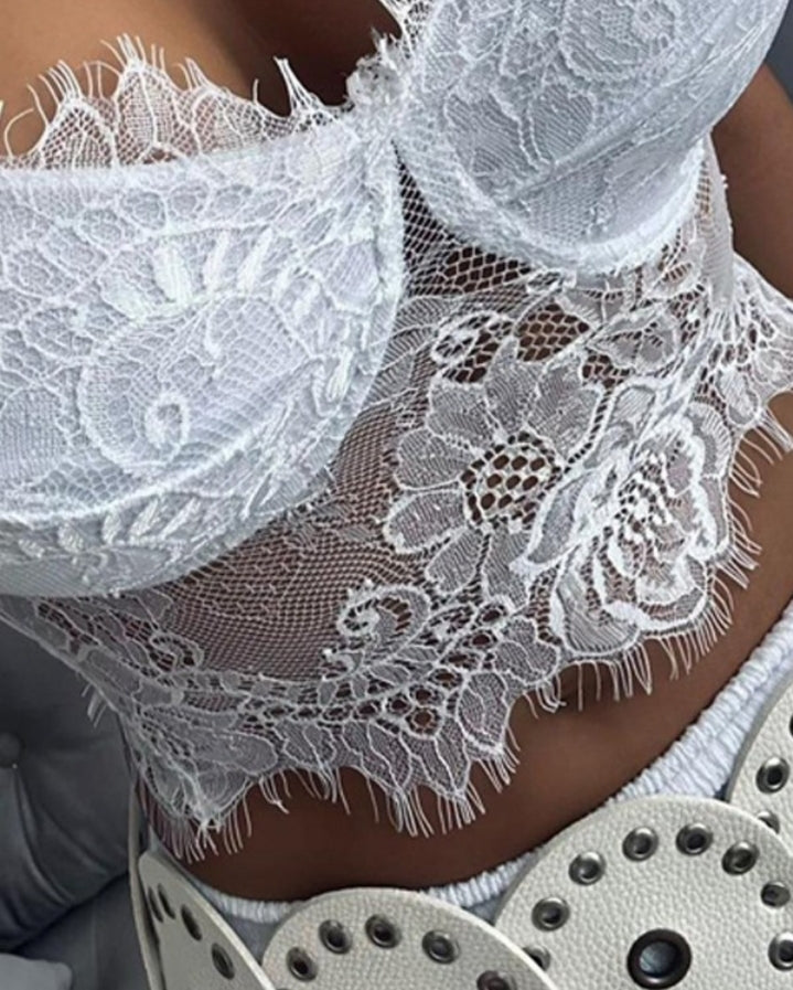Premièrement : Ce Haut court moulant à col en V et dentelle à cils Femme  valeur le port de tête et le décolleté.