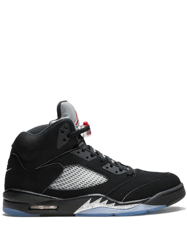 Premièrement, les baskets Air Jordan 5 Femme incarnent un mélange parfait de style audacieux et de performance exceptionnelle.