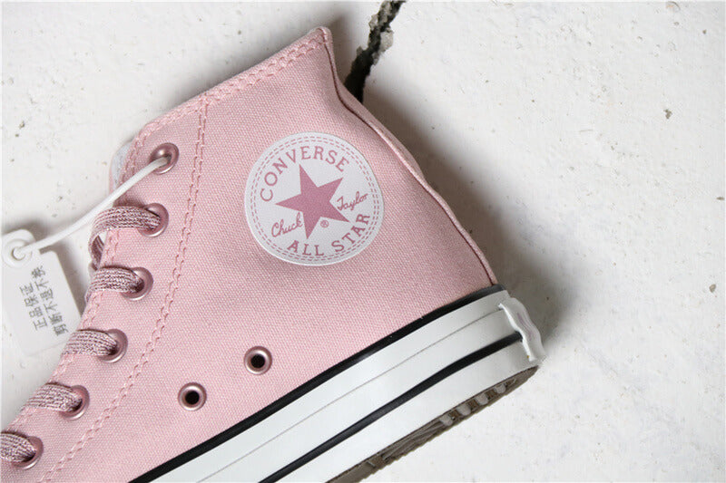 Premièrement : Les baskets Converse Femme se distinguent par leur design iconique et leur esthétique vintage.