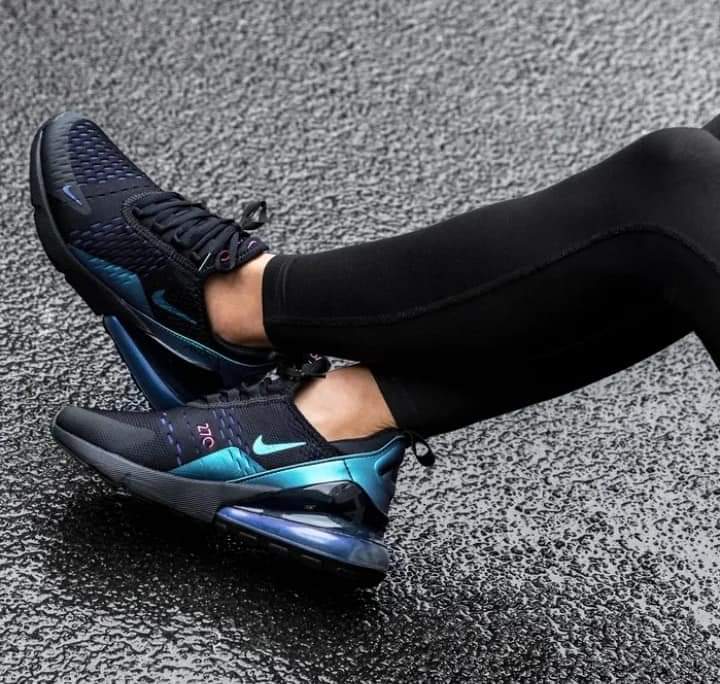 Les baskets Nike Air Max 270 Femme se démarquent par leur esthétique futuriste et leur technologie innovante.