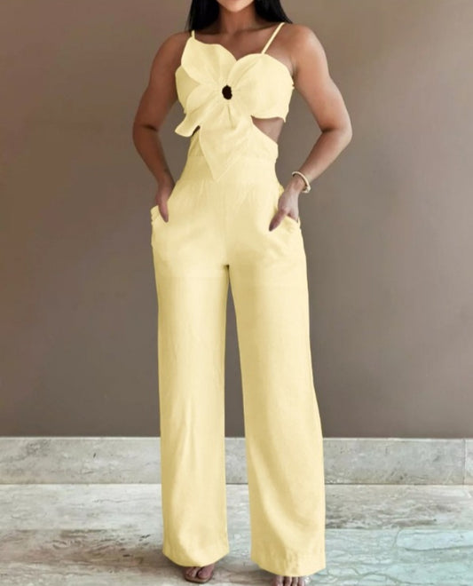 Premièrement : La Combinaison à motif Floral et poche creuse Femme incarne la douceur et le raffinement, parfaite pour un look à la fois décontracté et élégant.
