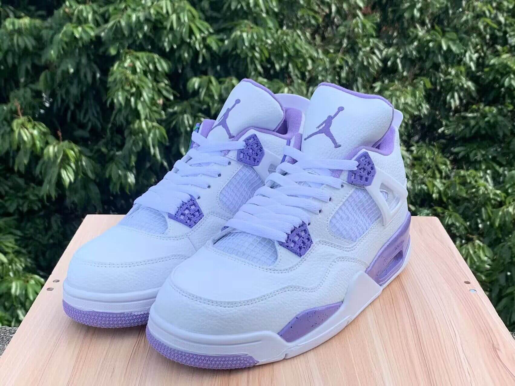 Premièrement : Les baskets Air Jordan 4 Femme se distinguent par leur design iconique et leur capacité à allier style et fonctionnalité