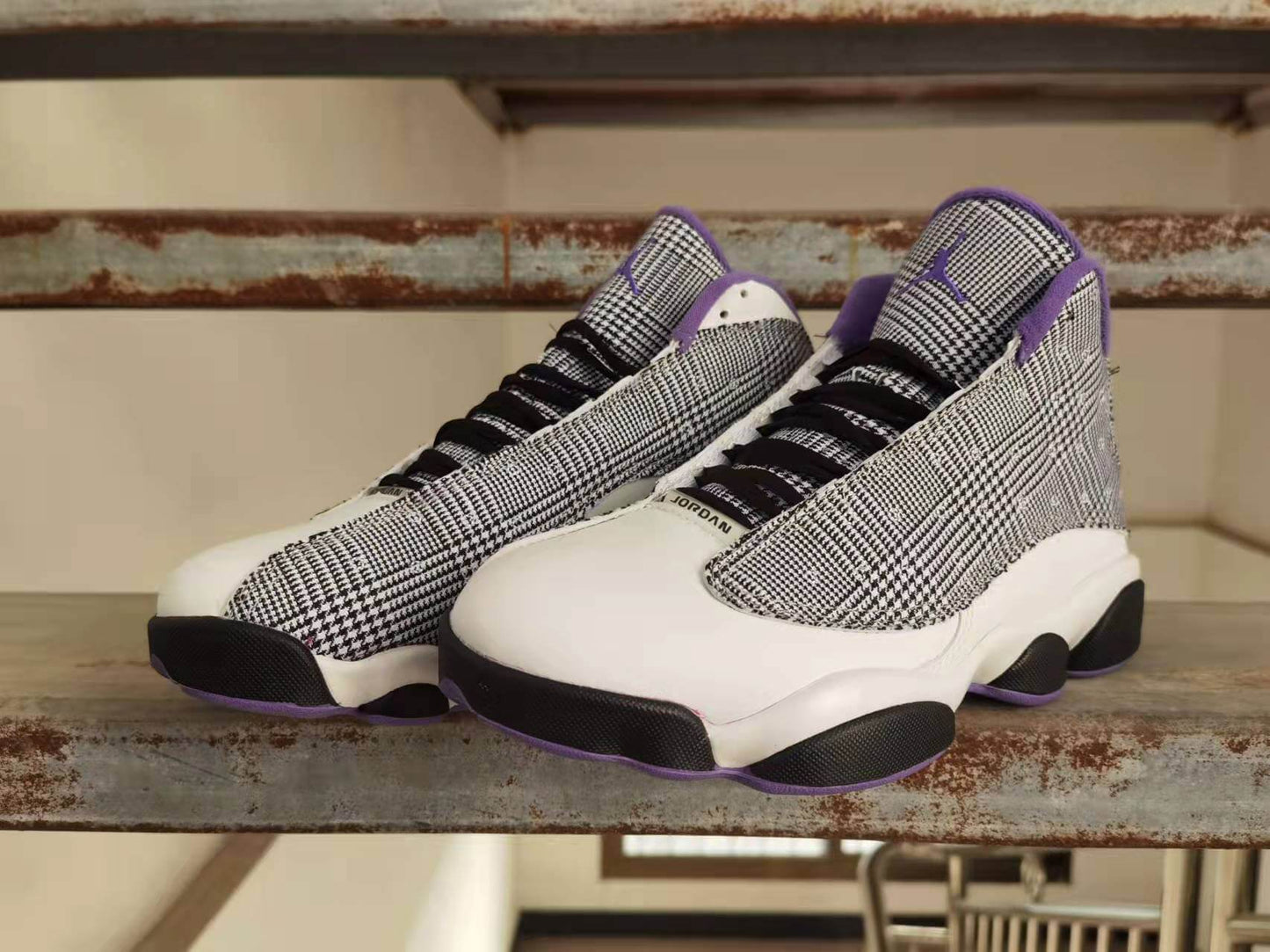 Premièrement, les baskets Air Jordan 13 Femme se démarquent par leur design audacieux et futuriste.