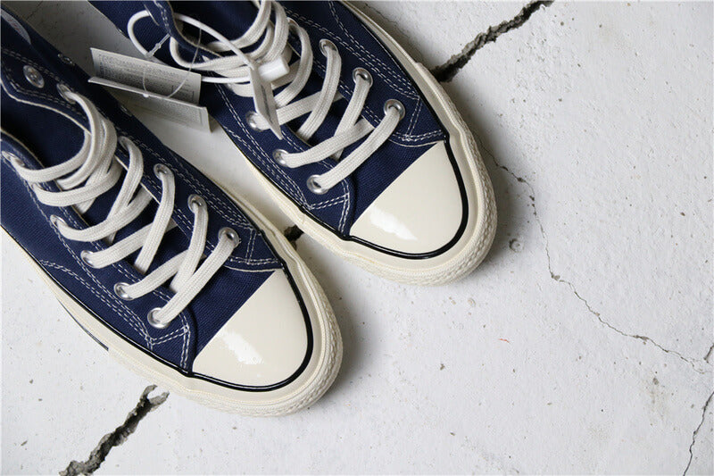 Premièrement : Les baskets Converse Femme se distinguent par leur design iconique et leur esthétique vintage.