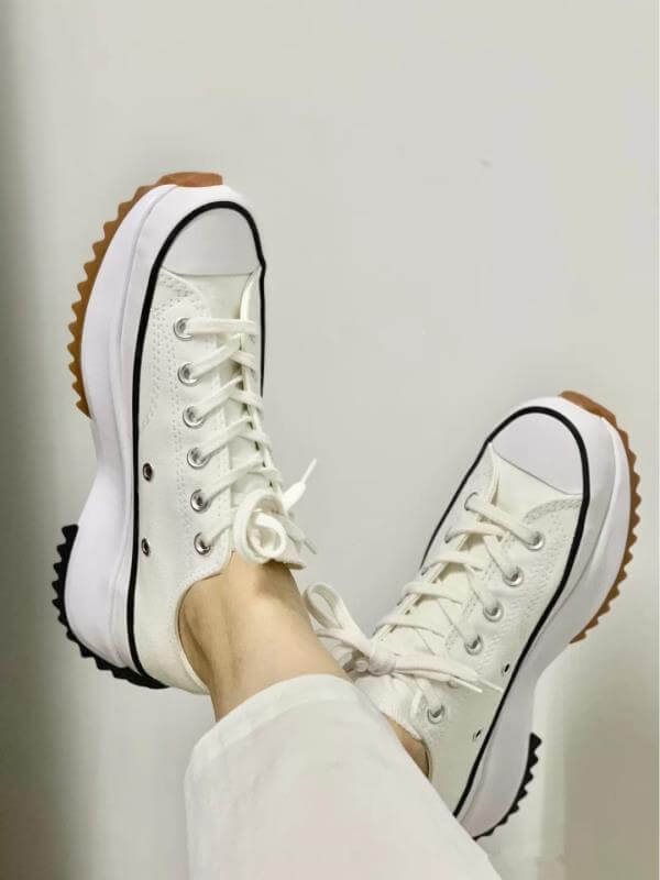Premièrement : Les baskets Converse Femme se distinguent par leur design iconique et leur esthétique vintage.