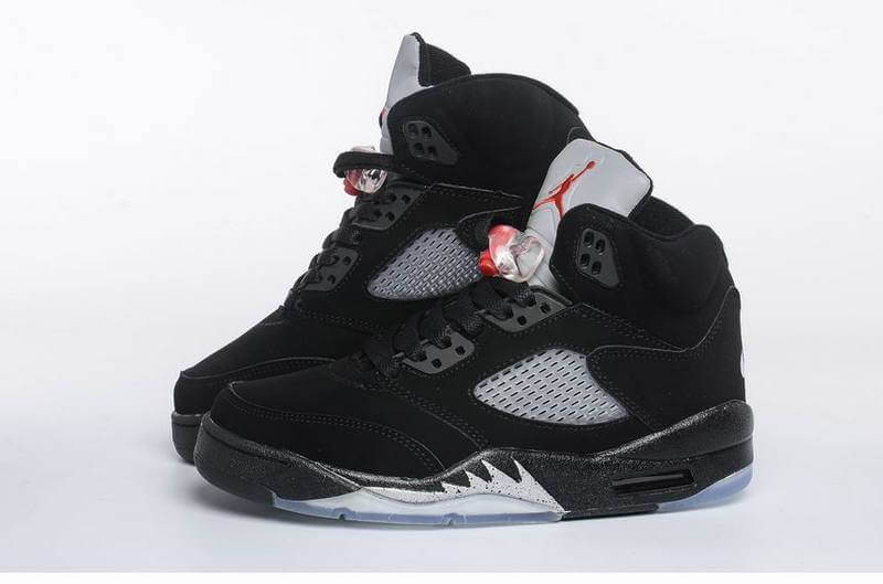 Premièrement, les baskets Air Jordan 5 Femme incarnent un mélange parfait de style audacieux et de performance exceptionnelle.
