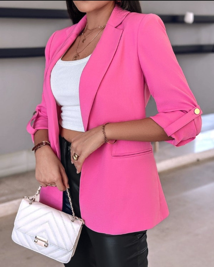 Premièrement : Ajoutez une touche de sophistication et de modernité à votre garde-robe avec ce Manteau blazer à col cranté et manches retroussés femme