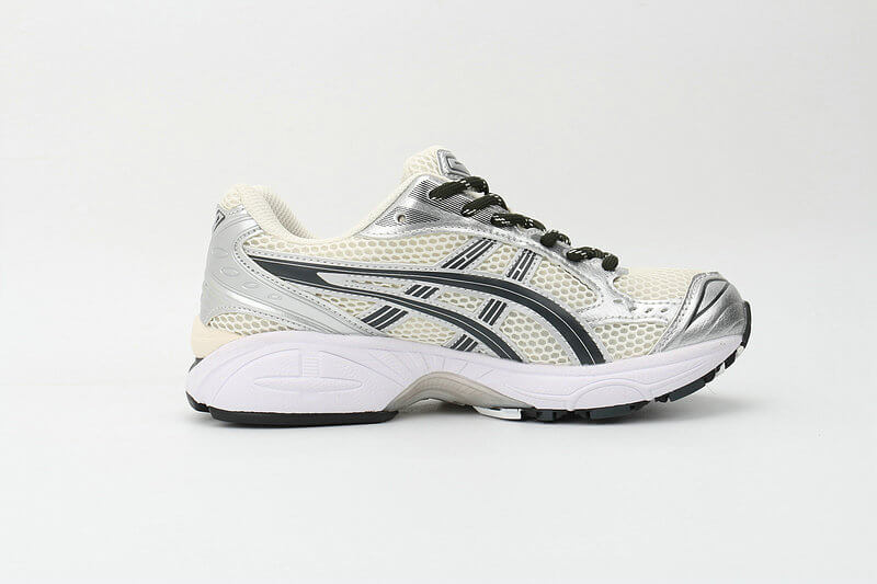 Résultats de l'engagement emblématique de la marque Asics à combiner style et innovation, les sneakers Asics Femme  sont des pièces maîtresses de la mode sportive.