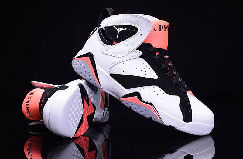 Premièrement, les baskets Air Jordan 7 Femme se distinguent par leur design iconique et leur confort exceptionnel.