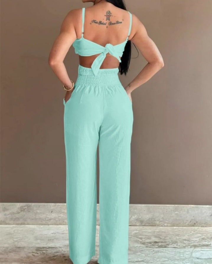 Premièrement : La Combinaison à motif Floral et poche creuse Femme incarne la douceur et le raffinement, parfaite pour un look à la fois décontracté et élégant.