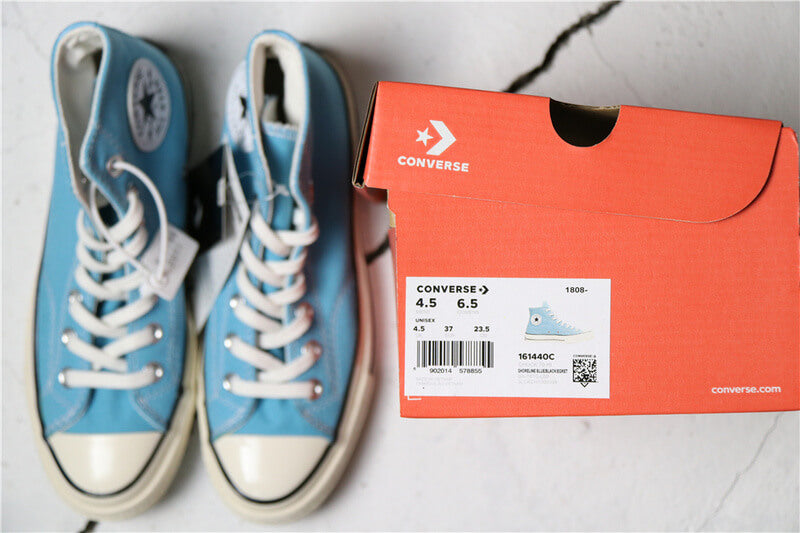 Premièrement : Les baskets Converse Femme se distinguent par leur design iconique et leur esthétique vintage.