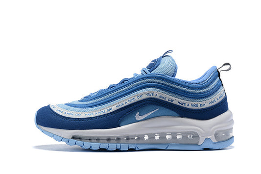 Premièrement, les baskets Nike Air Max 97 Femme incarnent un design emblématique et audacieux.

Inspirées des lignes fluides des trains à grande vitesse japonais.