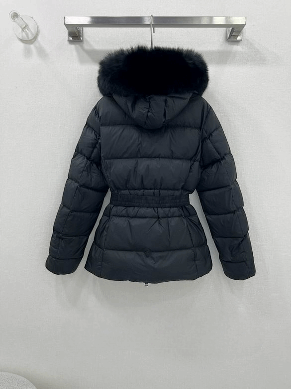 Premièrement : Les doudounes Moncler Femme, ainsi que les manteau Moncler Femme, incarnent un style et un raffinement incomparables.