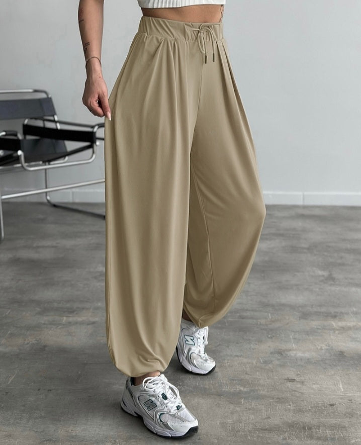 Premièrement : Ce Pantalon taille haute élastique à revers et cordon de serrage , coupe ample et décontractée , froncé Femme .