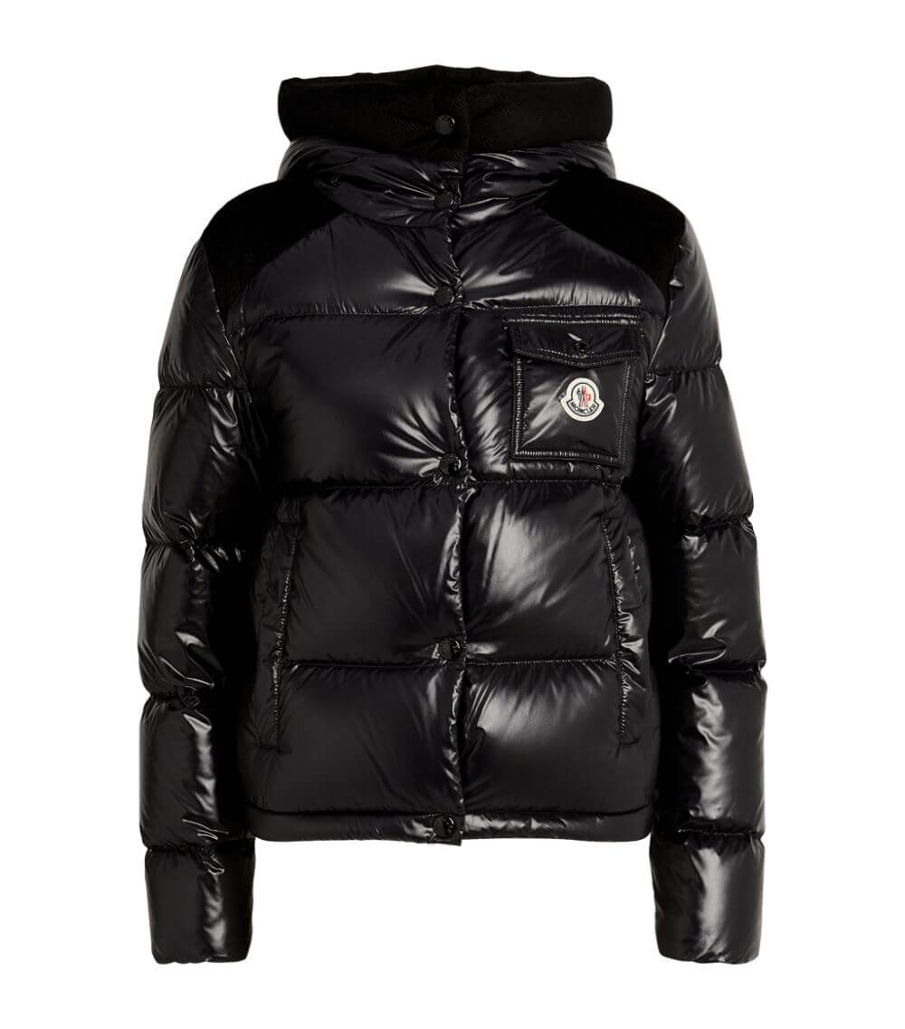 Premièrement : Les doudounes Moncler Femme, ainsi que les manteau Moncler Femme, incarnent un style et un raffinement incomparables.
