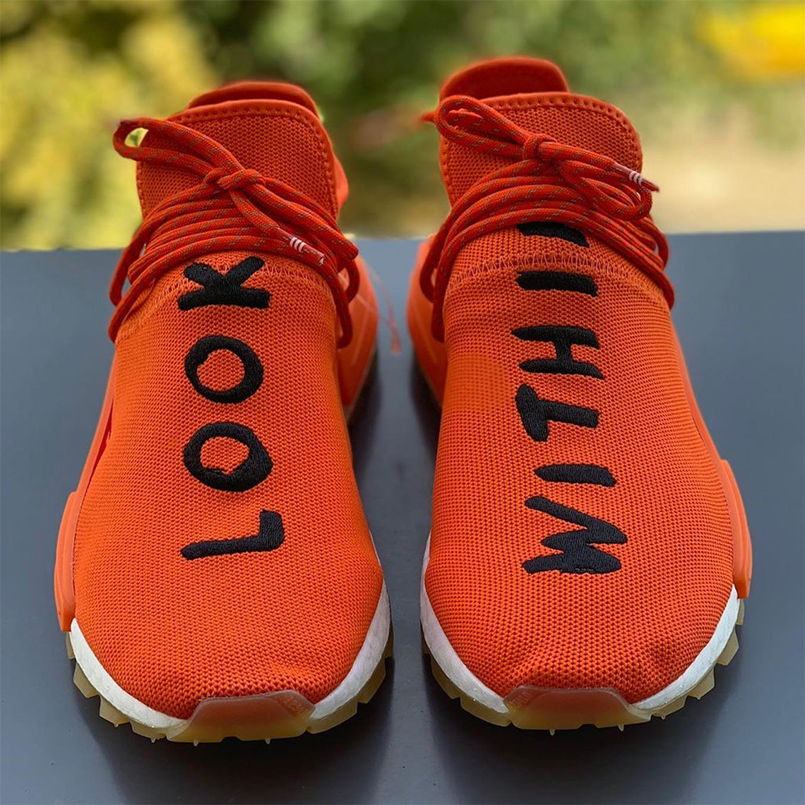 les baskets Adidas Human Race NMD x Pharrell Yellow " Femme  sont un témoignage de l'engagement d'Adidas à combiner style et innovation.